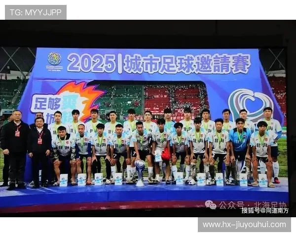 南宁四中女子足球教练带领球队勇夺荣誉 传承拼搏精神与团队合作理念