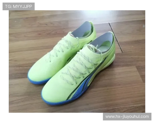 彪马女款足球鞋简约设计碎钉防滑舒适性能提升穿着体验